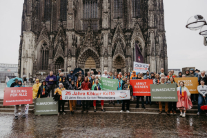 erlassjahr.de: Aktion zum 25. Jubiläum der "Kölner Kette" (Foto: Daria Becker)