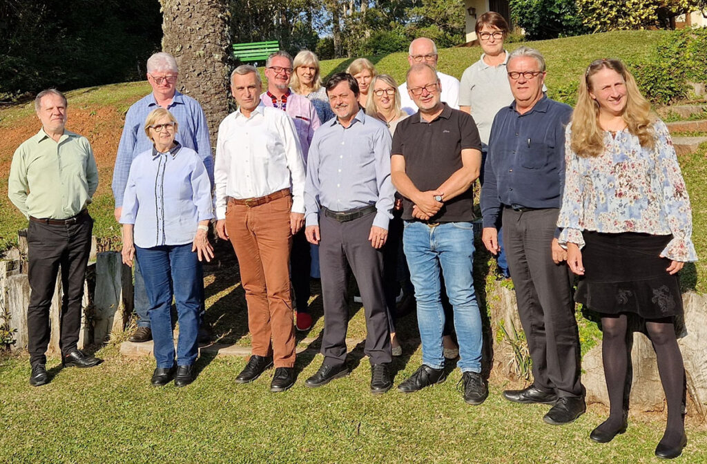 Die Teilnehmenden der Konsultation von IECLB und ELKB Anfang August 2025: Vorne: Marcos Bechert, Silvia Genz, Michael Martin, Mauro de Souza, Hans Martin Gloel, Andreas Nehring, Kerstin Schönleben (v.l.n.r.) Hinten: Odair Braun, Olmiro Ribeiro Junior, Margret Reus, Martina Sayer (Übersetzung), Dorothea Droste, Marten Henschel (Übersetzung) (v.l.n.r.) Foto: Michael Martin