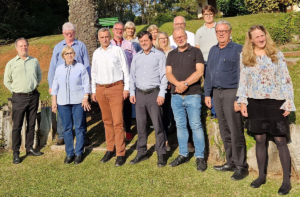 Die Teilnehmenden der Konsultation von IECLB und ELKB Anfang August 2025: Vorne: Marcos Bechert, Silvia Genz, Michael Martin, Mauro de Souza, Hans Martin Gloel, Andreas Nehring, Kerstin Schönleben (v.l.n.r.) Hinten: Odair Braun, Olmiro Ribeiro Junior, Margret Reus, Martina Sayer (Übersetzung), Dorothea Droste, Marten Henschel (Übersetzung) (v.l.n.r.) Foto: Michael Martin