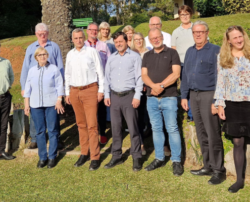 Die Teilnehmenden der Konsultation von IECLB und ELKB Anfang August 2025: Vorne: Marcos Bechert, Silvia Genz, Michael Martin, Mauro de Souza, Hans Martin Gloel, Andreas Nehring, Kerstin Schönleben (v.l.n.r.) Hinten: Odair Braun, Olmiro Ribeiro Junior, Margret Reus, Martina Sayer (Übersetzung), Dorothea Droste, Marten Henschel (Übersetzung) (v.l.n.r.) Foto: Michael Martin