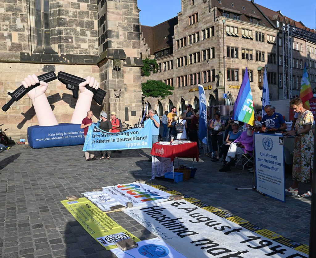 Hiroshima-Gedenken 2024 vor der Lorenzkirche in Nürnberg (Foto: Thomas Nagel)