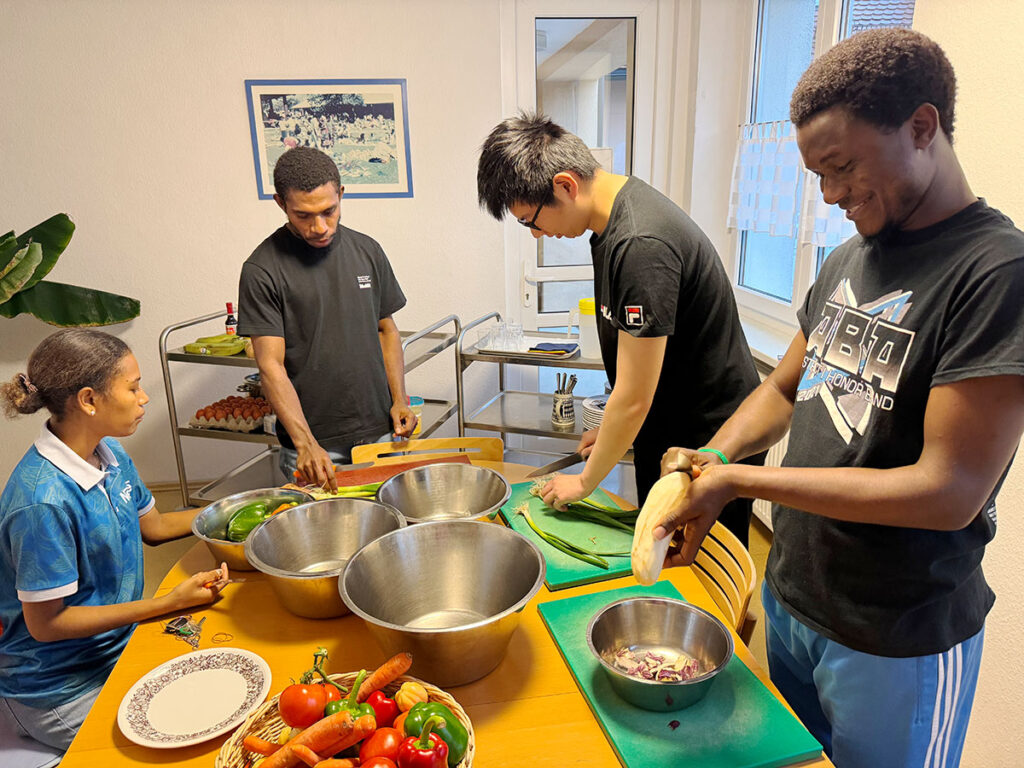 Haben viel Spaß beim gemeinsamen Kochen: die Süd-Nord-Freiwilligen Tiffany, Douglas, Kevin und Austin (v.l.n.r.) (Foto: Nadine Reinert)