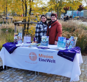 Informierten bei der Landesgartenschau 2024 über die Arbeit von Mission EineWelt: Marlene Gilcher und Petra Thomas (v.l)(Foto: Marlene Gilcher)