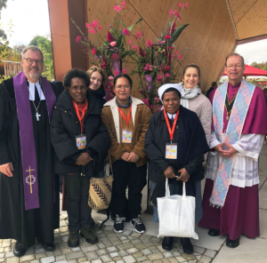 MEW-Direktor Hanns Hoerschelmann, die Umweltaktivistin Rosa Koian (v.l.) und Wolfgang Huber (r.), Präsident von missio München, zusammen mit anderen Gästen bei der Landesgartenschau 2024 in Kirchheim (Foto: missio München)