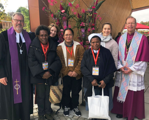 MEW-Direktor Hanns Hoerschelmann, die Umweltaktivistin Rosa Koian (v.l.) und Wolfgang Huber (r.), Präsident von missio München, zusammen mit anderen Gästen bei der Landesgartenschau 2024 in Kirchheim (Foto: missio München)