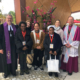 MEW-Direktor Hanns Hoerschelmann, die Umweltaktivistin Rosa Koian (v.l.) und Wolfgang Huber (r.), Präsident von missio München, zusammen mit anderen Gästen bei der Landesgartenschau 2024 in Kirchheim (Foto: missio München)