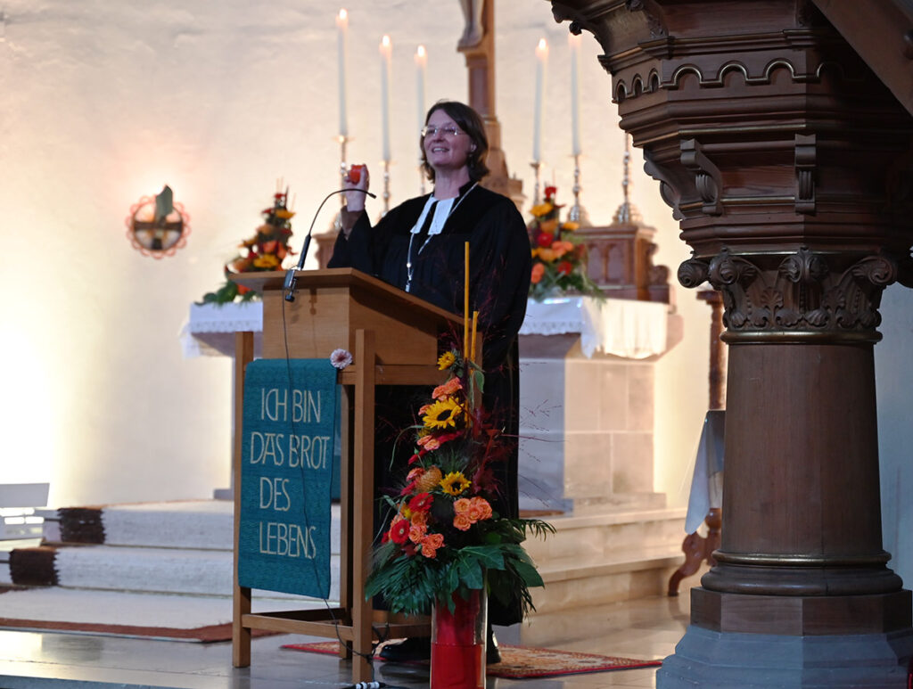 Gabriele Hoerschelmann bei Ihrer Predigt im Gottesdienst der EMW-Mitgliederversammlung (Foto: Thomas Nagel)