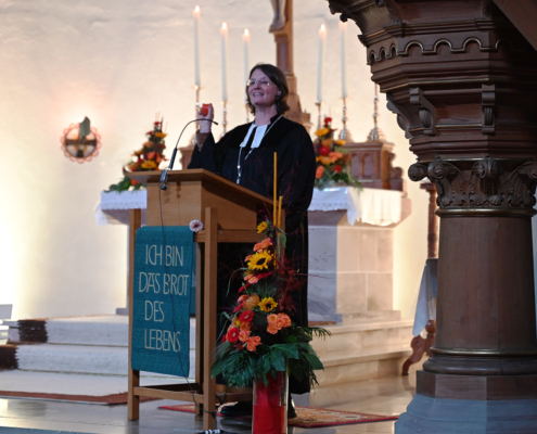 Gabriele Hoerschelmann bei Ihrer Predigt im Gottesdienst der EMW-Mitgliederversammlung (Foto: Thomas Nagel)