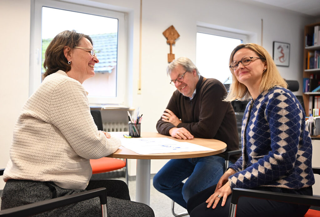 Sie bauen zusammen: Katrin Kaufmann von Habitat Deutschland (r.) im Gespräch mit den Mission EineWelt-Direktor*innen Gabriele und Hanns Hoerschelmann (v.l.n.r.) (Foto: Thomas Nagel)