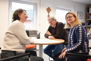 Sie bauen zusammen: Karin Kaufmann von Habitat Deutschland (r.) im Gespräch mit den Mission EineWelt-Direktor*innen Gabriele und Hanns Hoerschelmann (v.l.n.r.) (Foto: Thomas Nagel)