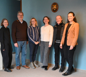 Vorfreude aufs Bauprojekt: Katrin Bauer, Leiterin Spenden und Fundraising, MEW-Direktor Hanns Hoerschelmann, Katrin Kaufmann, Habitat Deutschland, MEW-Direktorin Gabriele Hoerschelmann, Klaus Dotzer, Leiter des Referats Afrika und compliance Managerin Christina Engels-Müller (v.l.n.r.) (Foto: Thomas Nagel)