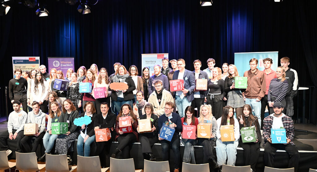 Gruppenbild mit SDGs: Die Teilnehmenden des Projekts "Nachhaltig wirtschaften" (Foto: Thomas Nagel)