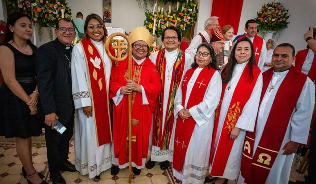 Die neue Kirchenleitung der SLS: Adriana Alvarado, Pfarrer Rafael Menjivar, Pfarrerin Ivonn Jimenez, Bischöfin Guadalupe Cortez, Pfarrer Christian Chavarría, Pfarrerin Concepcion Angel, Pfarrerin Arisbe Gomez, Pfarrer Cruz Calles (v.l.n.r./Foto: Fernando Rodriguez)