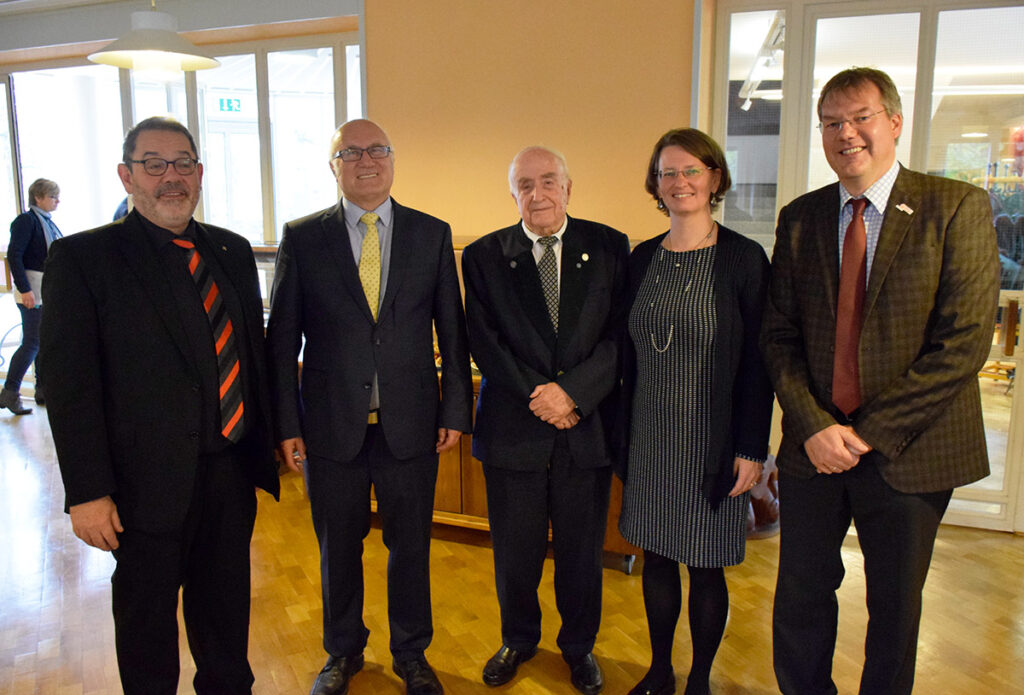 Horst Becker (m.) bei einer Veranstaltung anlässlich seines 90. Geburtstages inmitten seiner Nachfolger*innen Peter Weigand, Hermann Vorländer sowie Gabriele und Hanns Hoerschelmann (v.l.n.r.) (Foto: MEW)