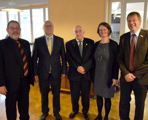 Horst Becker (m.) bei einer Veranstaltung anlässlich seines 90. Geburtstages inmitten seiner Nachfolger*innen Peter Weigand, Hermann Vorländer sowie Gabriele und Hanns Hoerschelmann (v.l.n.r.) (Foto: MEW)