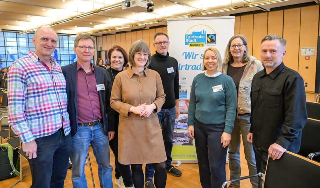 Warben im cph Nürnberg für Fair Fashion: Frank Braun, Jürgen Bergmann, Brigitte Hanek-Ures, Britta Walthelm, Maik Pflaum, Inge Rehm und Bernd Hausmann (v.l.n.r.). Foto: Anestis Aslanidis