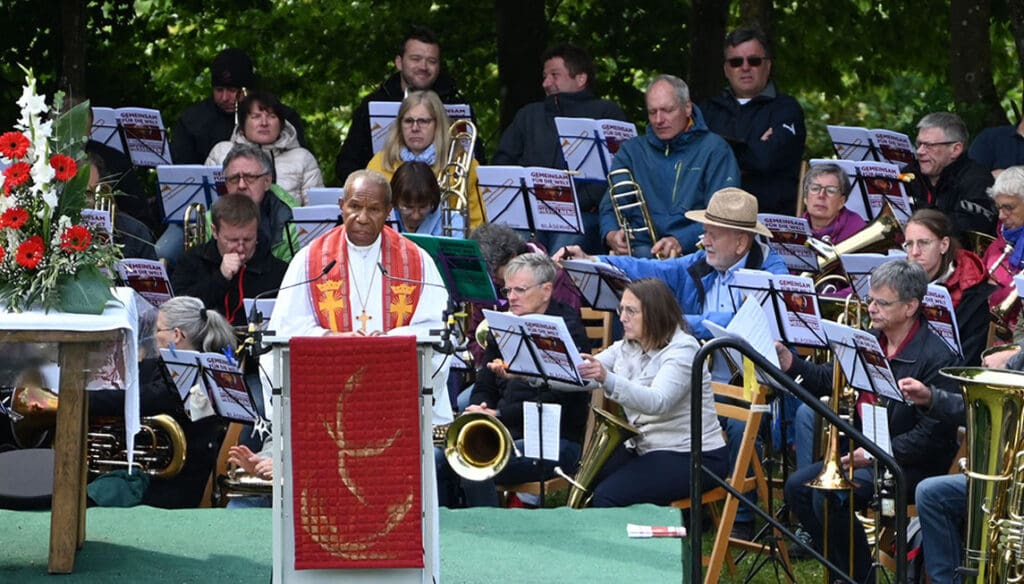 Predigte nachdrücklich für die Bewahrung der Schöpfung: Jack Urame beim Kirchentag auf dem Hesselberg (Foto: Thomas Nagel)