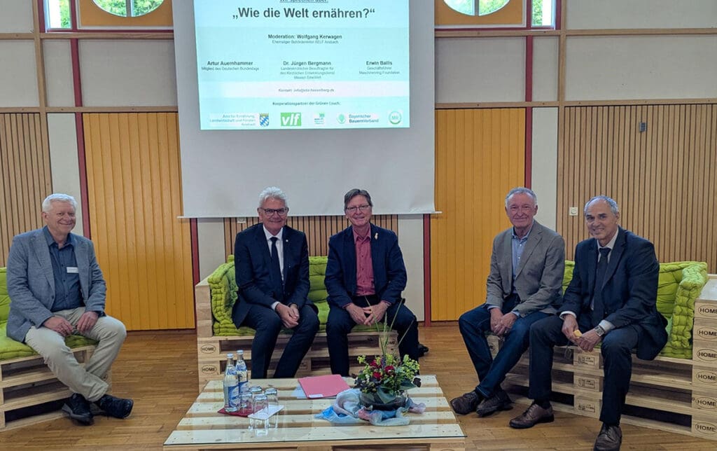 Diskutierten auf dem Hesselberg über Welternährung: Peter Schlee vom Evangelischen Bildungszentrum Hesselberg, Artur Auernhammer, Jürgen Bergmann, Erwin Ballis und Wolfgang Kerwagen (v.l.n.r.) (Foto: Susanne Feicht)