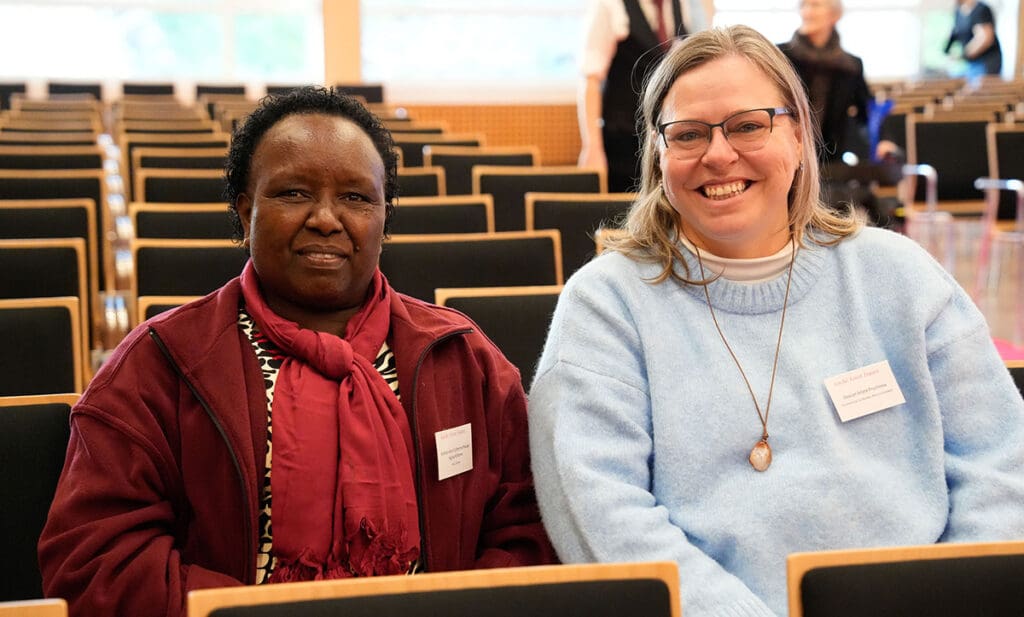 Feierte mit beim 50-jährigen Jubiläum der Frauenordination in der ELKB: Catherine Ngina (l.) neben Arlete Prochnow, Fachreferentin für Lateinamerika bei Mission EineWelt (Foto: ELKB/Alla Werr)