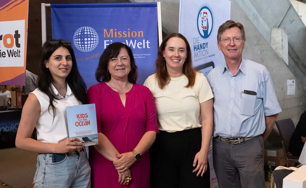 Jürgen Bergmann, Mitglied im Vorstand des Eine Welt Netzwerks Bayern und bis vor kurzem Leiter des Referats Bildung Global bei Mission EineWelt, Julia Köstner, bei Mission EineWelt zuständig für Globales Lernen in beruflichen Schulen, Bärbel Kofler, Parlamentarische Staatssekretärin im Bundesministerium für wirtschaftliche Zusammenarbeit und Entwicklung, Mission EineWelt-Trainee Lilit Poghosyan (v.r.n.l/Foto Eine Welt Netzwerk Bayern)