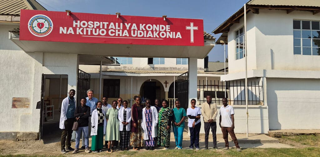 Freut sich über die Eröffnung: Das Team des Konde Lutheran Hospital (Foto: MEW)
