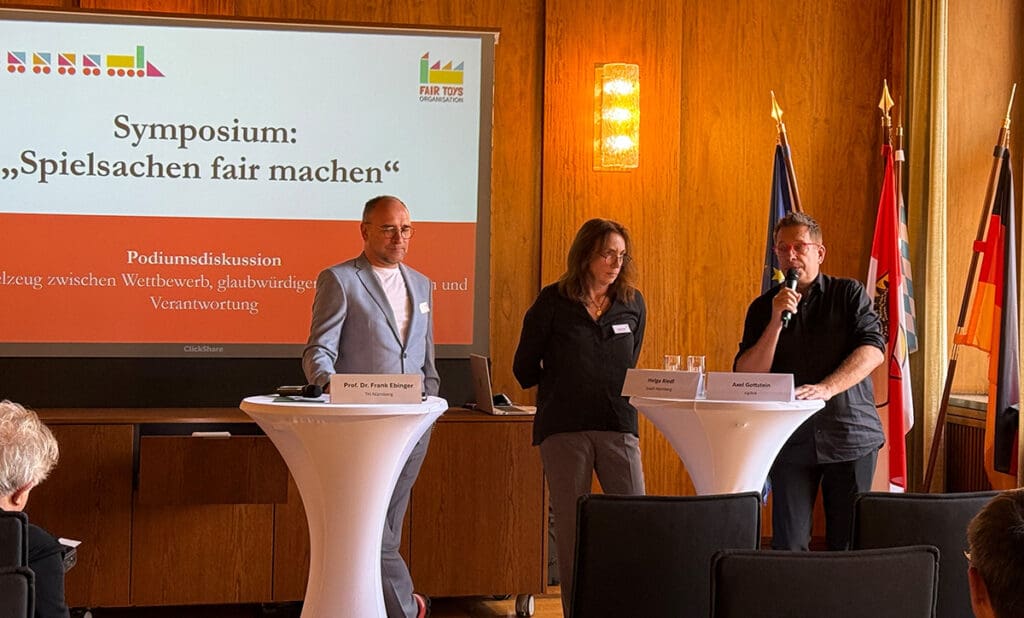 Diskutierten über Möglichkeiten einer nachhaltigen Transformation der Spielzeugbranche: Frank Ebinger von der TH Nürnberg, Helga Riedl von der Stadt Nürnberg und Axel Gottstein von sigikid (v.l.n.r) (Foto: Gisela Voltz)