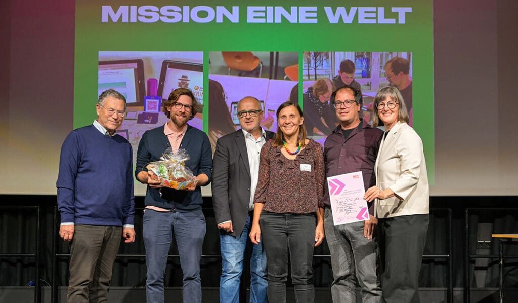 Für den Konsumkrimi ausgezeichnet mit dem Sonderpreis Fairtrade der Stadt Nürnberg: Das Team des Referats Bildung Global: Simon Wiesgickl (2.v.l.), Gisela Voltz (4.v.l.) und Entwickler Christian Pfliegel (5.v.l.) (Foto: Anestis Aslanidis)